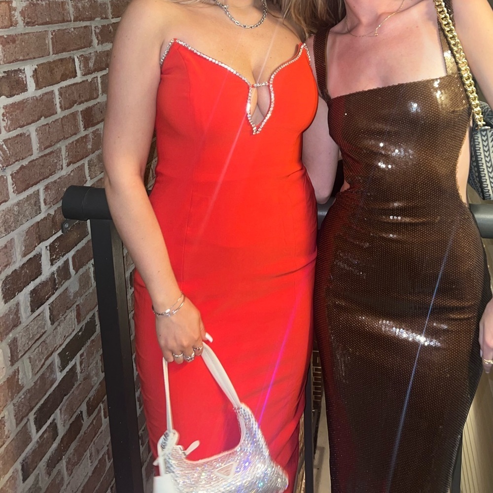 Elegant Red Midi Dress - Picture 3 of 9